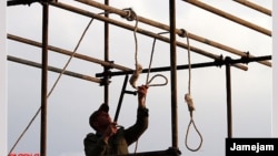 Дар арқанын іліп жатқан адам. (Көрнекі сурет)  