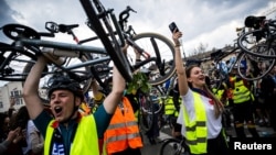 Сръбски велосипедисти пристигат в Будапеща по време на протестното си велошествие до Страсбург, с което искат да насочат вниманието на Европа към мащабните протести в Сърбия, 5 април 2025 г.