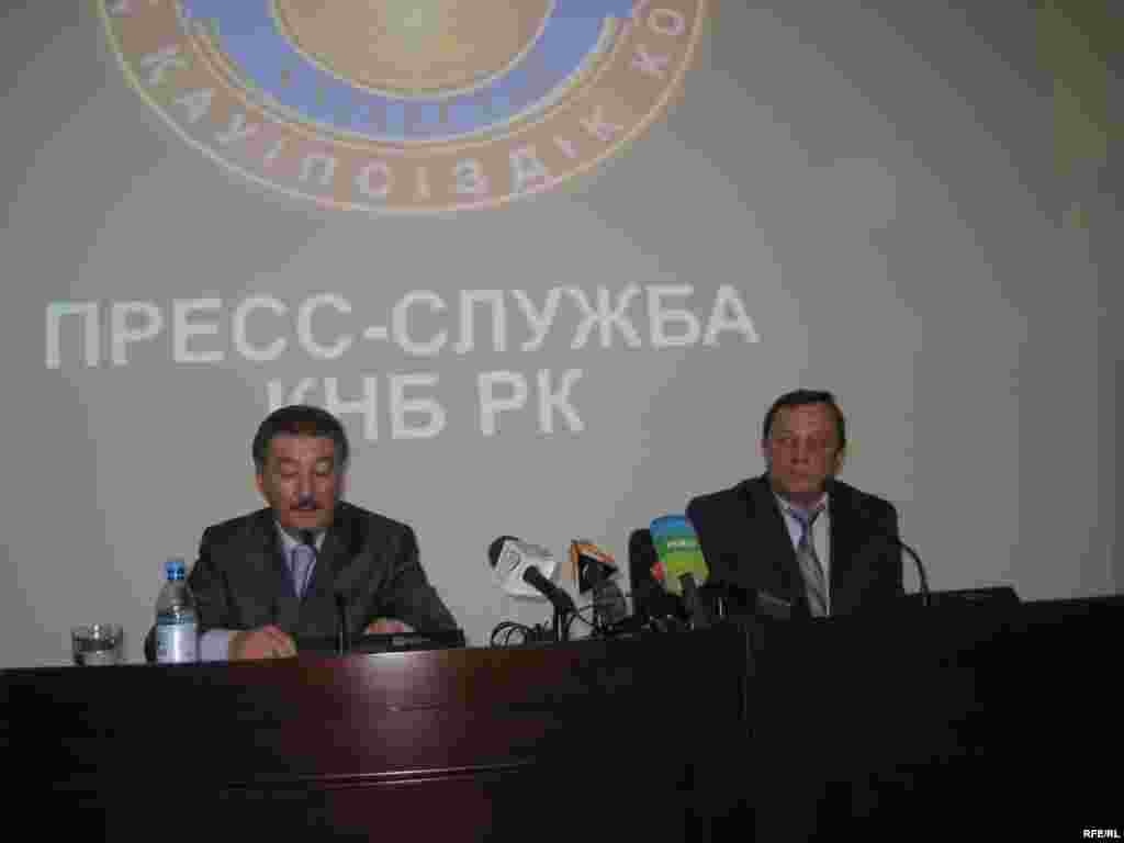 Kazakhstan – Kazakh KNB Spokesperson Kenzhebulat Beknazarov (L) and Kazakh KNB investigation group head Vladimir Petrovsky speak at their news conference accusing Mukhtar Dzhakishev of top corruption. Astana, 01Jun2009  - Пресс-секретарь КНБ Кенжебулат Бекназаров и руководитель оперативно-следственной группы КНБ Владимир Петровский озвучивают обвинения против Мухтара Джакишева и его сторонников. Астана, 1 июня 2009 года. 