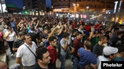 Митингующие намереваются теперь каждый день, в семь вечера по ереванскому времени собираться на площади Свободы для координации своих дальнейших действий