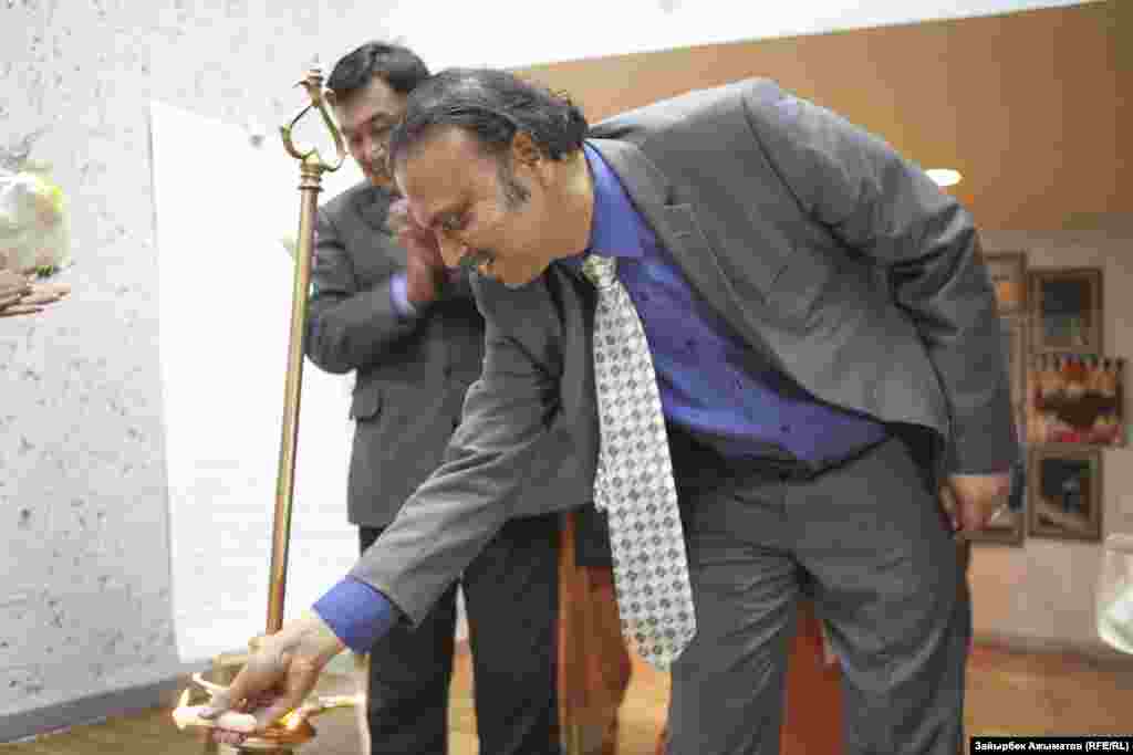 &nbsp;Индиянын Кыргызстандагы элчиси Жаянт Кхобрагаде өздөрүнүн салтына ылайык көргөзмөнүн шамын жандырып жатат.&nbsp; &nbsp;