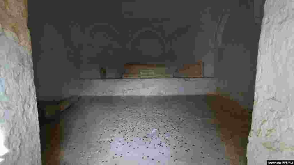 Сучасні російські монети всередині мавзолею