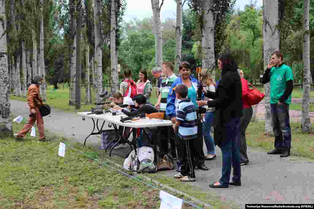 Гості свята демонстрували не лише свої вміння стріляти...