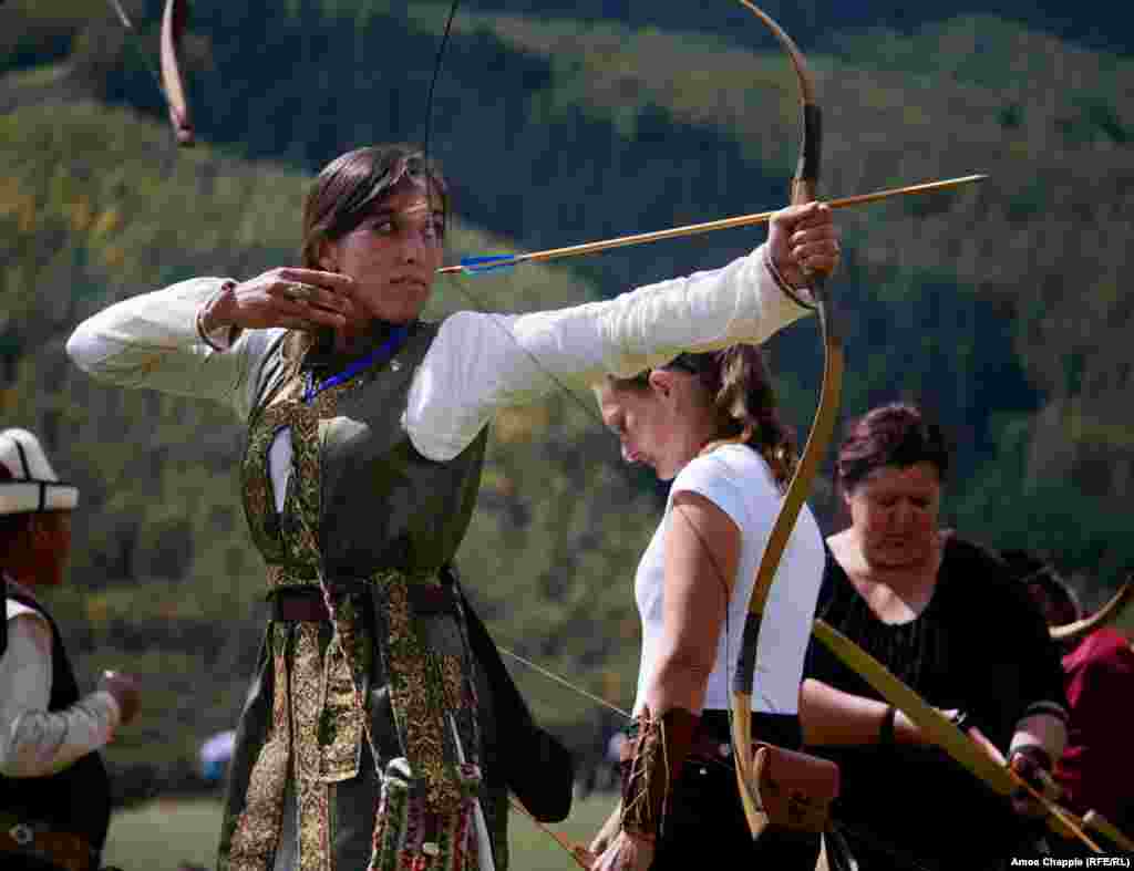 Аялдар арасындагы жаа атуу мелдешинде Наталья Суарез Фридрих жаасын керип жатат. Венгриялык аял Кыргызстанга биринчи жолу келген. Анын айтымында, венгерлер менен кыргыздардын ортосунда окшоштуктар көп экен. &quot;Венгрияны аябай жакшы көрөм, аны таштабайм, бирок боз үйдө жашап, көчмөн катары жашаганды да элестете алам. Балким, бир күнү ошондой болоор&quot; деген Наталья негизи Венгрияда курьердик компанияда иштейт.