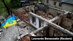 Орусиянын күчтөрү талкалаган айылда кайрадан Украинанын туусу көтөрүлгөн учур. Мощун айылы, Киев облусу.