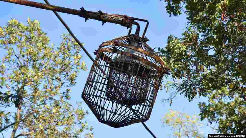 Севастополь &ndash; місто контрастів, у якому збереглися і дореволюційні будинки, і сталінські споруди, і навіть двоповерхові будинки. Їх можна побачити в селищі ГРЕС, розташованому на околиці Інкермана