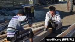 Узбекские мигранты на стройке в Воронеже. Архивное фото.