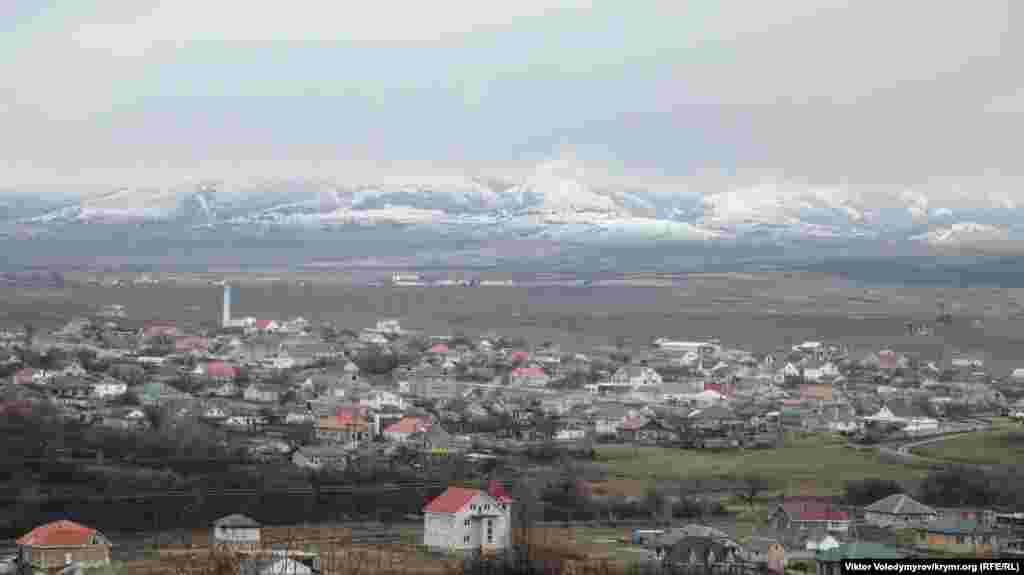 Краєвид на Добровську долину, розташовану в декількох кілометрах від Сімферополя в межах зовнішньої гряди Кримських гір. Долина славиться чистим повітрям, гарними лісами і якісної дорогою, що веде на південне узбережжя півострова