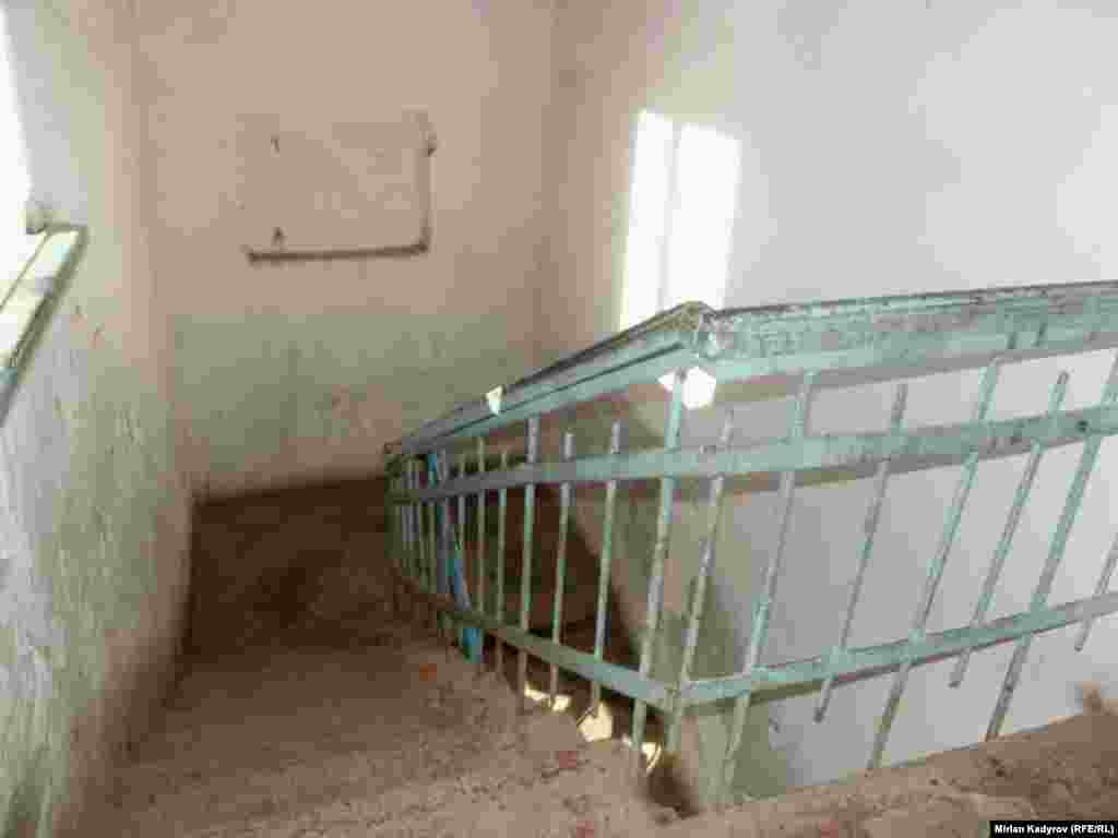 Ар кимиси жашаган батирин гана ремонттоп турганы менен, подъезддин ичи көп жылдан бери ремонт көрбөгөнү байкалат. Тепкичтеринен көтөрүлүп келаткан киши жыгылып деле кетчүдөй.