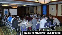 По словам одной из жительниц Тбилиси, местные НПО больше внимания уделяют получению грантов, нежели своей основной функции