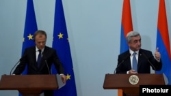 Президент Армении Серж Саргсян (справа) и председатель Европейского совета Дональд Туск во время совместной пресс-конференции в Ереване, 20 июля 2015 г.