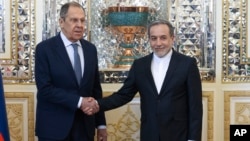 Орусия жана Ирандын тышкы иштер министрлери Сергей Лавров менен Аббас Аракчи (архивдик сүрөт).