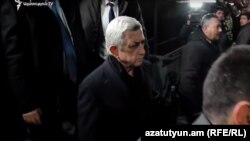 Հայաստանի երրորդ նախագահ Սերժ Սարգսյանը ժամանում է սգո սրահ՝ ԱԱԾ նախկին տնօրեն Գեորգի Կուտոյանի հոգեհանգստին, Երևան, 19-ը հունվարի, 2020թ.