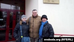 Алена Шабуня (зьлева) і Тацяна Севярынец з праваабаронцам Паўлам Левінавым