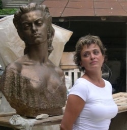 Людмила Ваннек біля скульптури