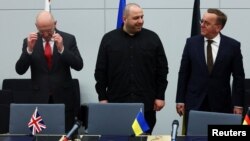 Міністар абароны Вялікай брытаніі Джон Гілі, тагачасны міністар абароны Ўкраіны Рустэм Умераў і міністар абароны Нямеччыны Борыс Пісторыюс, архіўнае фота красавіка 2025 году.