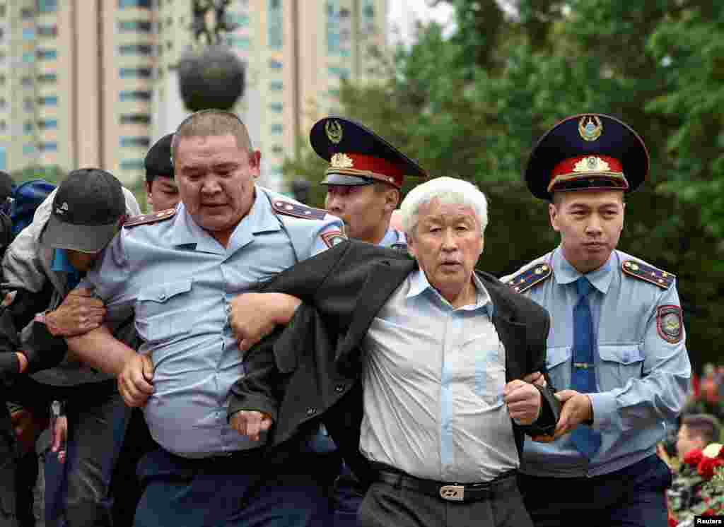 По сообщениям, массовые задержания также происходят в других городах страны, в частности в Нур--Султане и Шымкенте. В столице во время освещения несанкционированной акции протеста у дворца &quot;Жастар&quot; задержали корреспондента Санию Тойкен.