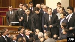 Так не доставайся ж ты никому. Привычная сцена из жизни украинских парламентариев