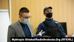 Експерт Сергій Наріжняк надавав пояснення апеляційному суду в рамках апеляційного засідання у справі про розбій і викрадення людини, які нібито скоїли 24–25 квітня 2015 року Сергій Стерненко (на фото) і Руслан Демчук