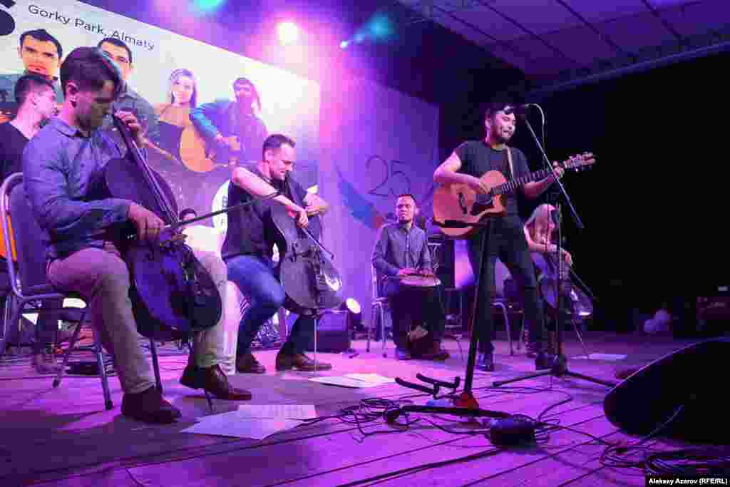 Гвоздем программы концерта многими был назван рок-певец Галымжан Молданазар. Его выступление вызвало в среде присутствовавшей молодежи ажиотаж. Неспроста полицейские отгородили перед началом концерта пространство перед сценой железными решетками. Эмоции многих зрителей, когда он пел, выплескивались через край. Такой же ажиотаж был и во время субботнего выступления Галымжана Молданазара. Часть песен он спел под музыкальное сопровождение американского квартета Break of Reality &ndash; три виолончелиста и один барабанщик.