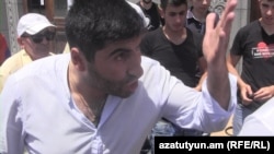 Неизвестные высказывают угрозы в адрес активистов, проводящих сидячую забастовку на площади Свободы, Ереван, 22 июня 2015 г.