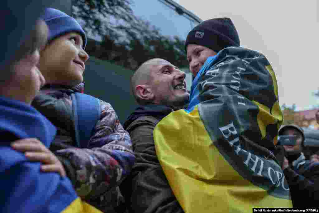 Батько обіймає сина вперше після повернення з російського полону