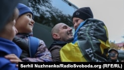 Обійми з рідними та сльози радості після повернення із російського полону (фоторепортаж)