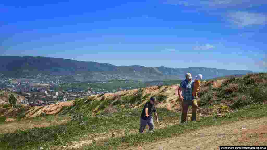Göl yüksek olmağan topraq kötermesi ile qoralanğan