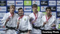 Сомон Маҳмадбеков (нафари дувум аз тарафи рост)