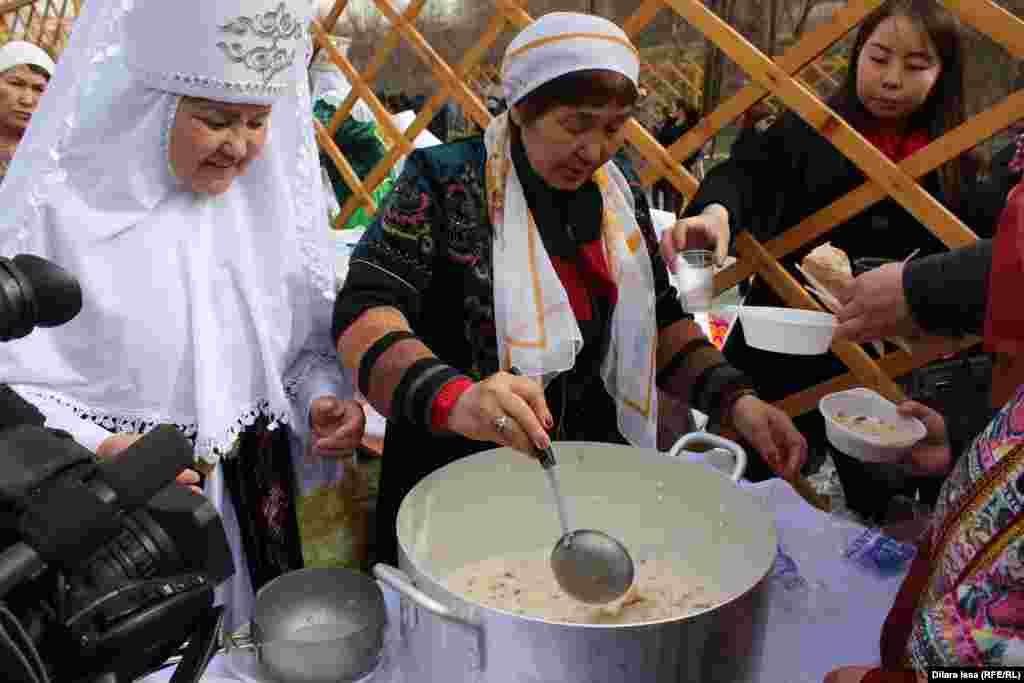 Рецепты приготовления наурыз-коже разнятся, но за основу везде берутся семь обязательных компонентов: мясо, соль, вода, жир, крупа, мука (тесто), курт или айран (молочно-кислый продукт).