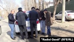 Duşenbede polisiýanyň barlagy. Illýustrasiýa suraty