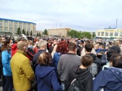 К людям вышел представитель областной администрации. Соблюдать дистанцию люди уже не стали