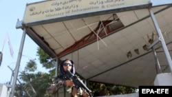 Աֆղանստան - Թալիբ զինյալը Տեղեկատվության և մշակույթի նախարարության շենքի մոտ, արխիվ