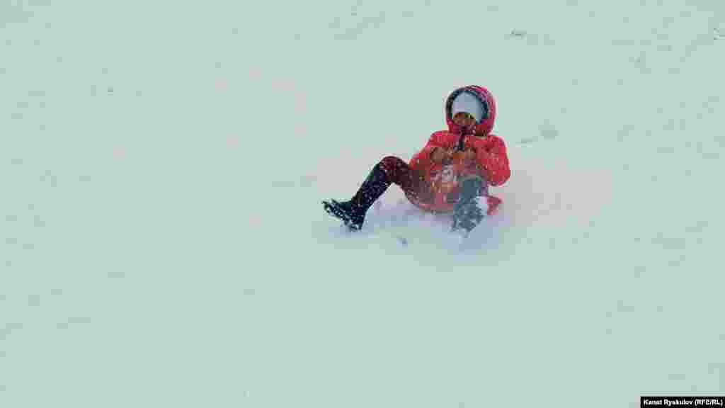 Дети будто ждали снега, лица их счастливы и беззаботны.