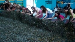 Мами з дітьми разом сплели маскувальну сітку для бійців в АТО