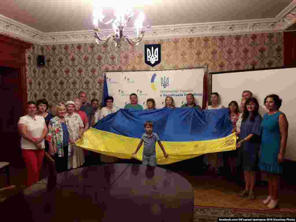 Після акції з прапором тимчасовий повірений України в Латвії Аліса Подоляк запросила всіх до Посольства України, де показали документальний фільм &laquo;Сильні духом&raquo; про одного із перших українських політв&rsquo;язнів у Росії Юрія Яценка. Далі прапор відправився до столиці Литви Вільнюса