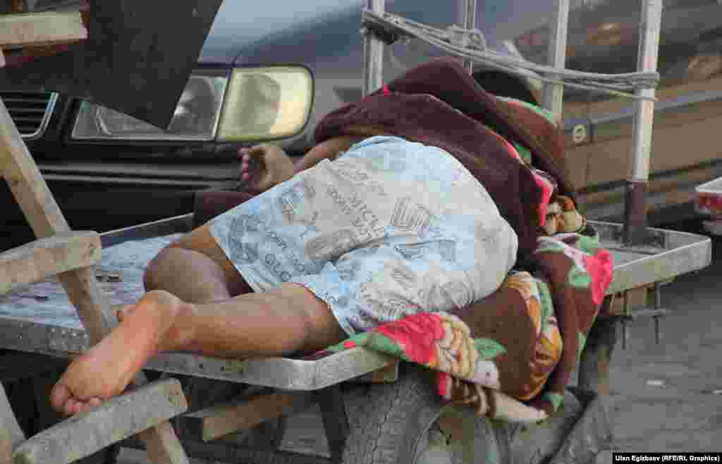 Соода үрөң-бараңда башталгандыктан соодагерлер түшкө жуук таттуу уйкуга киришет.&nbsp;