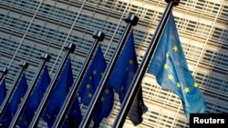 Заходи включають заморожування активів і заборону на надання коштів особам й організаціям, включеним до переліку, а також заборону на поїздки і транзит через територію ЄС