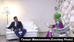 "Хәерле сәгатьтә" тапшыруы алып баручысы Рехеда Сәлахова һәм аның кунагы Фәнис Җиһанша