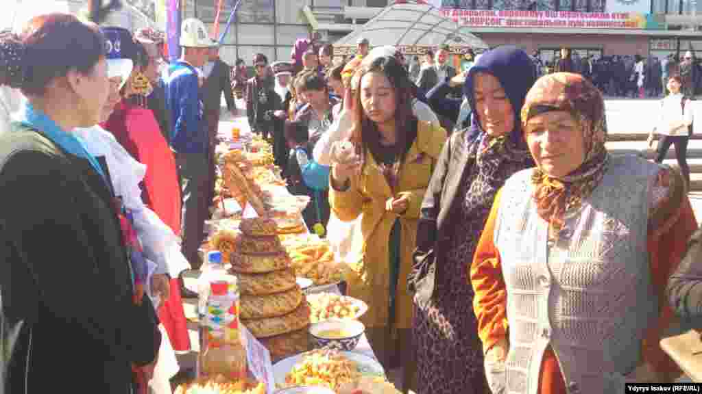 &quot;Боорсок&quot; жармаңкесине келгендер шириндиктерден ооз тийип кетишүүдө. Жармаңкеге Кытай, Орусия, Казакстан сыяктуу бир катар өлкөлөрдүн Ош шаары менен достук мамилеси бар шаарларынан да коноктор чакырылган.