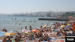 В разгар отпускного сезона гражданам предлагается оторваться от приятного и подумать о насущном