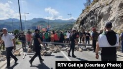 Вдень 4 вересня мешканці Цетинє на шляхах, що ведуть до міста, поставили барикади з автомобільних шин, каміння й брухту