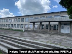 Тут школа, дитячий садочок, село Гологори