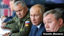 Ռուսաստանի նախագահ Վլադիմիր Պուտինը, պաշտպանության նախարար Սերգեյ Շոյգուն և ԶՈՒ գլխավոր շտաբի պետ Վալերի Գերասիմովը հետևում են զորավարժությունների ընթացքին, արխիվ