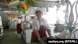 Повара школьной столовой. Шымкент, 12 сентября 2014 года.