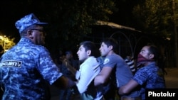 Ոստիկանները բերման են ենթարկում ցույցի մասնակիցներին: Երևան, Խորենացի փողոց, 29-ը հուլիսի, 2016 թ․