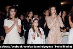 Президенттин дагы бир кызы Шахноза Мирзиёева (оңдон биринчи) Бочеллинин концертинде. Самарканд, 1-сентябрь, 2025-жыл.