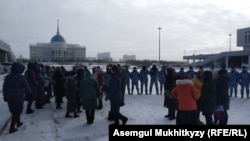 Спецподразделение полиции перегородило путь женщинам, направлявшимся к резиденции президента Казахстана. Нур-Султан, 13 января 2020 года.