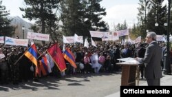 Президент Армении Серж Саргсян в ходе предвыборной кампании в Вайоцдзорской области Армении, 18 апреля 2012 г.