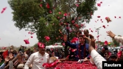 Билавал Бхутто Зардари жана анын жактоочулары. Карачи, 2-июль, 2018-жыл.